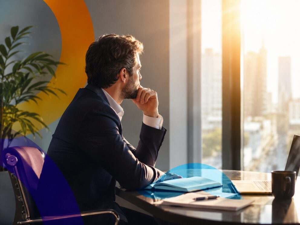 Dirigeant en réflexion illustrant les bénéfices de la prise de recul grâce au coaching professionnel